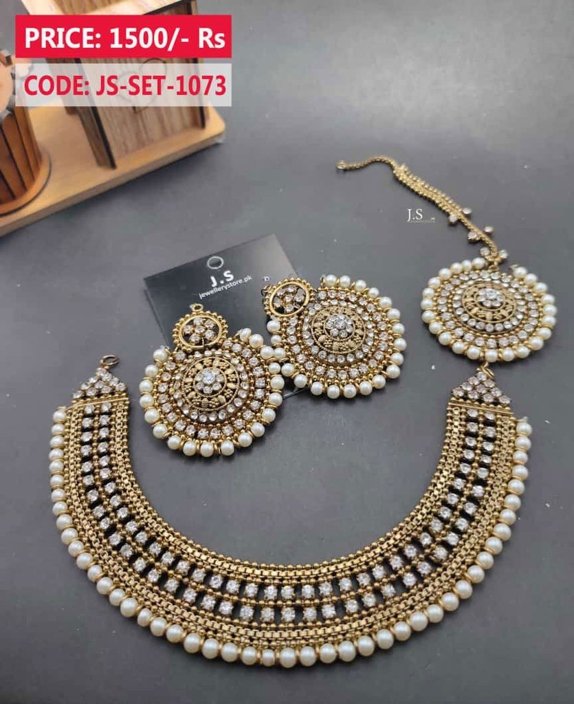 Kundan white jewellery store