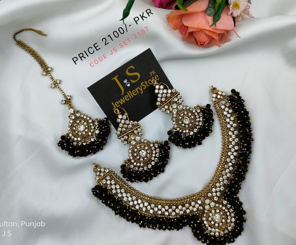 Indian Manjoos Bridal Set With Choker Earrings