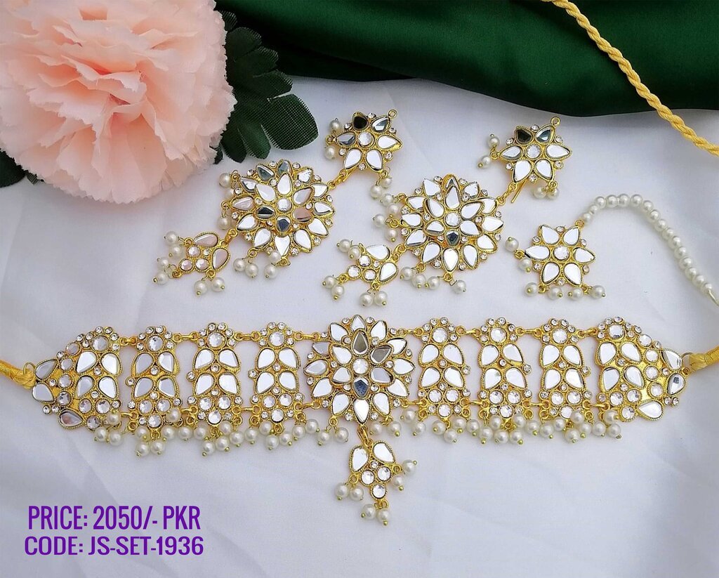 What jewelry suits your party gown? - The Frisky