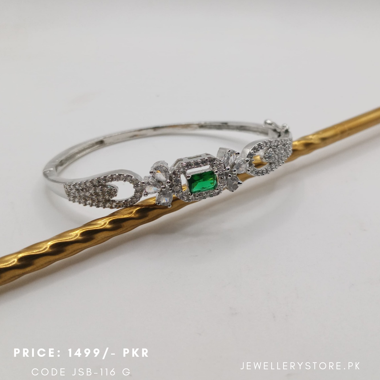 1 karat kara bracelet_20260609_190253_0000